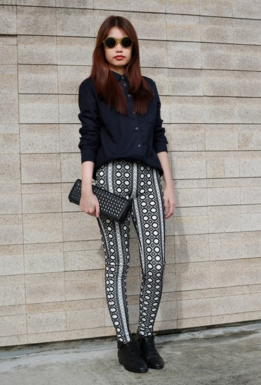 Chiếc quần in họa tiết trắng đen độc đáo đã mang lại nét cá tính cho người mặc. Chiếc quần in họa tiết trắng đen độc đáo đã mang lại nét cá tính cho người mặc.