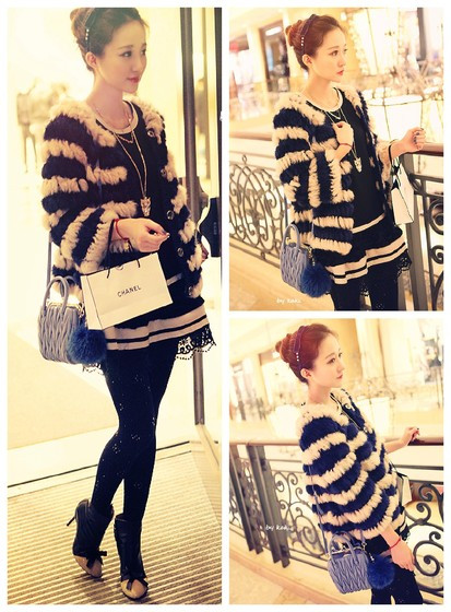 Chiếc áo khoác len trắng và đen được khoác bên ngoài chiếc áo đầm cùng tông màu đã thể hiện gu thẩm mỹ sáng tạo và niềm đam mê thời trang của bạn gái này. Chiếc áo khoác len trắng và đen được khoác bên ngoài chiếc áo đầm cùng tông màu đã thể hiện gu thẩm mỹ sáng tạo và niềm đam mê thời trang của bạn gái này.