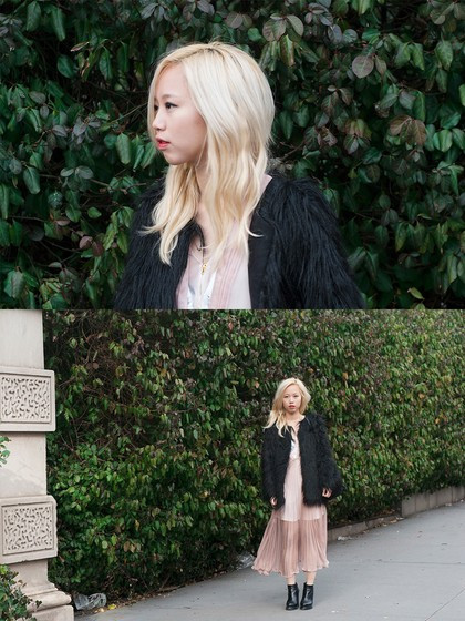 Một chiếc đầm xếp ply mỏng đi kèm với áo khoác cá tính tạo nên nét đặc biệt riêng cho bạn. Một chiếc đầm xếp ply mỏng đi kèm với áo khoác cá tính tạo nên nét đặc biệt riêng cho bạn.