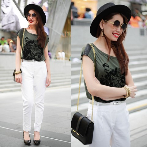 Chiếc quần trắng cạp cao cùng phụ kiện thanh lịch là chiếc túi xách đeo vai dây xích giúp bạn gái này thể hiện phong cách nổi bật và hiện đại. Chiếc quần trắng cạp cao cùng phụ kiện thanh lịch là chiếc túi xách đeo vai dây xích giúp bạn gái này thể hiện phong cách nổi bật và hiện đại.