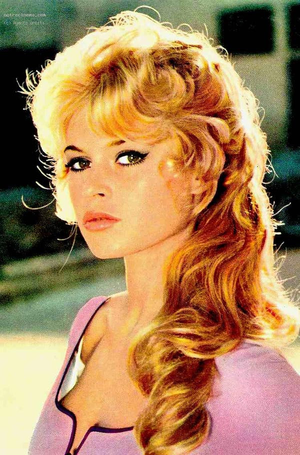9. Brigitte Bardot Những lọn tóc vàng, xoăn dài được mệnh danh là "tóc bắp cải cuốn" này đã trở thành thương hiệu của "quả bom sex". 9. Brigitte Bardot Những lọn tóc vàng, xoăn dài được mệnh danh là "tóc bắp cải cuốn" này đã trở thành thương hiệu của "quả bom sex".