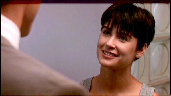 14. Demi Moore Trong bộ phim mang lại tên tuổi cho Demi Moore: Oan hồn, nữ diễn viên đã khiến mọi khán giả đều mê mẩn với kiểu tóc ngắn khỏe khoắn. 14. Demi Moore Trong bộ phim mang lại tên tuổi cho Demi Moore: Oan hồn, nữ diễn viên đã khiến mọi khán giả đều mê mẩn với kiểu tóc ngắn khỏe khoắn.