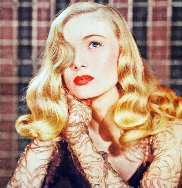 6. Veronica Lake Nữ diễn viên Veronica Lake nổi tiếng với mái tóc vàng óng, gợn sóng nhẹ và một phần tóc mái che lững lờ một bên mắt, rất bí ẩn. Kiểu tóc sau này được các nhà làm phim Walt Disney "copy" và tái hiện trong nhân vật hoạt hình nữ Jessica Rabbit. 6. Veronica Lake Nữ diễn viên Veronica Lake nổi tiếng với mái tóc vàng óng, gợn sóng nhẹ và một phần tóc mái che lững lờ một bên mắt, rất bí ẩn. Kiểu tóc sau này được các nhà làm phim Walt Disney "copy" và tái hiện trong nhân vật hoạt hình nữ Jessica Rabbit.
