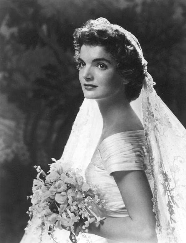 12. Jacqueline Kennedy Vợ cũ của tổng thống Kennedy luôn được người Mỹ cũng như các tín đồ thời trang yêu thích với kiểu tóc ngắn, thanh lịch, tôn lên vẻ thông minh và che bớt khuyết điểm (khuôn mặt vuông) của bà. 12. Jacqueline Kennedy Vợ cũ của tổng thống Kennedy luôn được người Mỹ cũng như các tín đồ thời trang yêu thích với kiểu tóc ngắn, thanh lịch, tôn lên vẻ thông minh và che bớt khuyết điểm (khuôn mặt vuông) của bà.