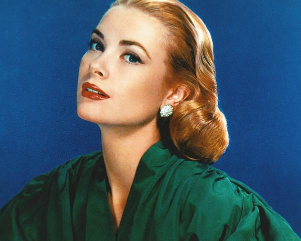 10. Grace Kelly Đúng như tên gọi của mình (Grace nghĩa là duyên dáng), nữ diễn viên, bà hoàng Monaco này luôn cuốn hút người đối diện từ phong cách thời trang tới kiểu tóc. Mái tóc ngắn, uốn xoăn to, vuốt lệch về một bên càng làm tôn lên gương mặt trang nhã của bà. 10. Grace Kelly Đúng như tên gọi của mình (Grace nghĩa là duyên dáng), nữ diễn viên, bà hoàng Monaco này luôn cuốn hút người đối diện từ phong cách thời trang tới kiểu tóc. Mái tóc ngắn, uốn xoăn to, vuốt lệch về một bên càng làm tôn lên gương mặt trang nhã của bà.