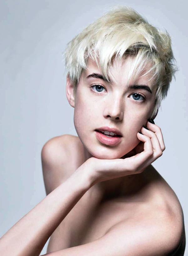 17. Agyness Deyn Ngắn, trắng xóa. Mái tóc của Agyness Deyn khiến mọi nhà thiết kế đều ưa thích. Với mái tóc rất "lưỡng tính", cô dễ dàng tạo hình tượng tomboy trên sàn diễn. 17. Agyness Deyn Ngắn, trắng xóa. Mái tóc của Agyness Deyn khiến mọi nhà thiết kế đều ưa thích. Với mái tóc rất "lưỡng tính", cô dễ dàng tạo hình tượng tomboy trên sàn diễn.