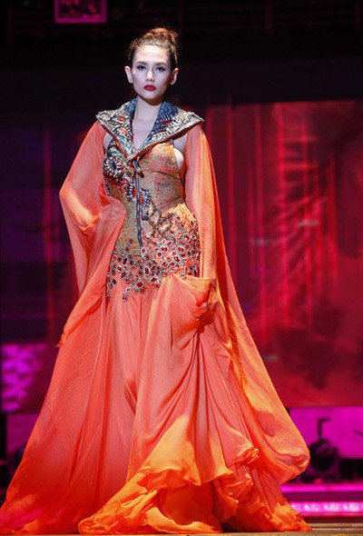 Sở cũng cho biết thêm: "với những trường hợp nghệ sĩ thường xuyên bị báo chí nhắc vì trình diễn phản cảm hoặc vi phạm nhiều lần về hoạt động biểu diễn sẽ nhận hình thức phạt nặng nhất là cấm diễn", và chính cô nàng siêu mẫu cũng thừa nhận: "một vài lần trước đây và cũng như lần này, tôi có bị nhắc về việc trình diễn phản cảm".