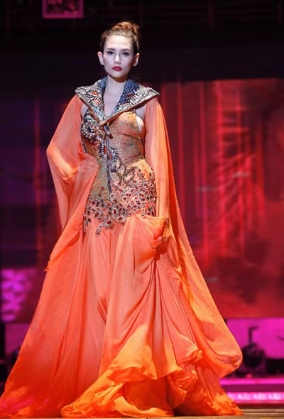 Sở cũng cho biết thêm: "với những trường hợp nghệ sĩ thường xuyên bị báo chí nhắc vì trình diễn phản cảm hoặc vi phạm nhiều lần về hoạt động biểu diễn sẽ nhận hình thức phạt nặng nhất là cấm diễn", và chính cô nàng siêu mẫu cũng thừa nhận: "một vài lần trước đây và cũng như lần này, tôi có bị nhắc về việc trình diễn phản cảm".