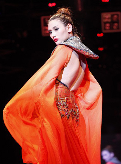 Sở Văn hóa TP.HCM cũng xác định rõ ràng sự cố hở hang trong quá trình trình diễn catwalk của Võ Hoàng Yến và triệu tập cô tới cơ quan chức năng để làm việc trong sáng hôm nay (24/12/2012)