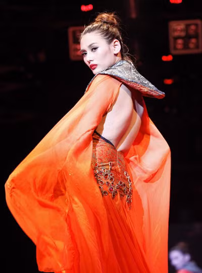 Sở Văn hóa TP.HCM cũng xác định rõ ràng sự cố hở hang trong quá trình trình diễn catwalk của Võ Hoàng Yến và triệu tập cô tới cơ quan chức năng để làm việc trong sáng hôm nay (24/12/2012)