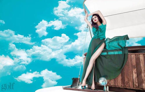 Không chỉ 'liều lĩnh' với vòng 1, Hoàng Yến cũng thường xuyên diện những chiếc đầm xẻ cao hút mắt như thế này