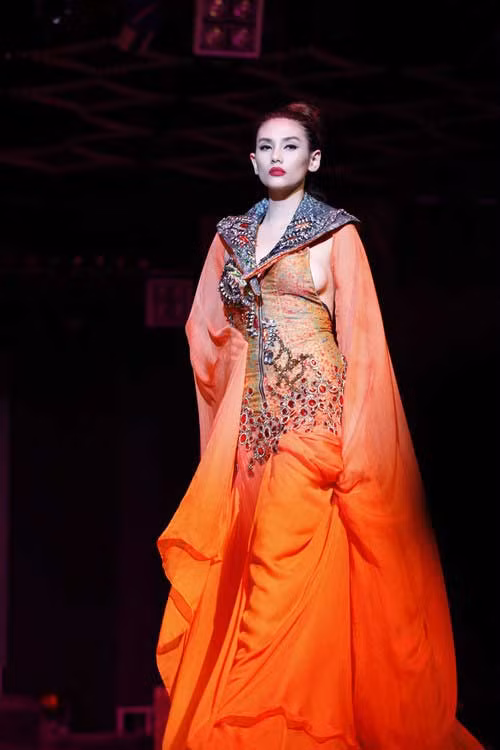 Trong đêm thời trang "Đam mê và hội tụ" diễn ra ngày 20/12, siêu mẫu Hoàng Yến đã gây 'gây sốc' cho khán giả bởi chiếc váy màu cam với những khoảng hở 'nhức mắt' và phản cảm thế này.