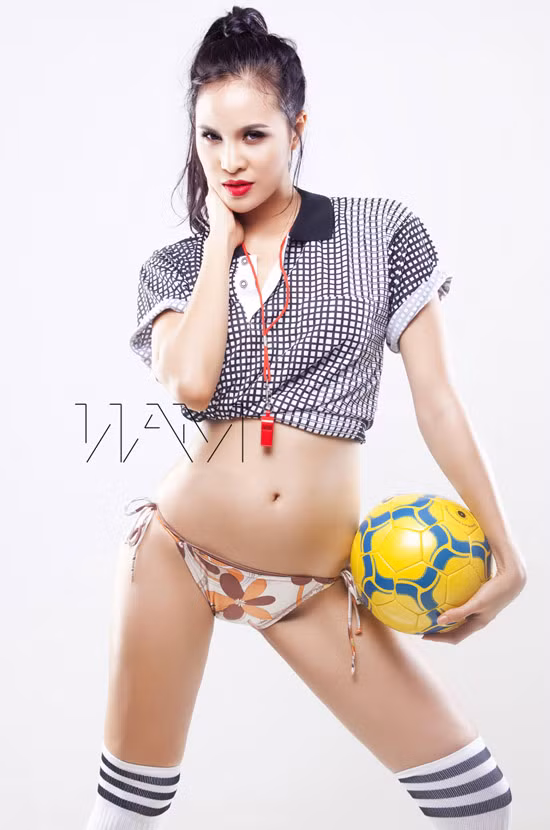 Phương Mai xuất hiện liên tục trên các trang báo khi giành được cúp vàng Siêu mẫu Việt Nam 2012. Bên cạnh niềm vui người chiến thắng, tình cũ của đạo diễn Quang Hải phải đối mặt với những lời ì xèo từ phía công chúng. Đặc biệt là nghi án kịch bản được sắp đặt từ trước, rằng Phương Mai trở thành "diễn viên tồi" khi diễn cảm xúc chưa tới khi được xướng tên nhận giải.