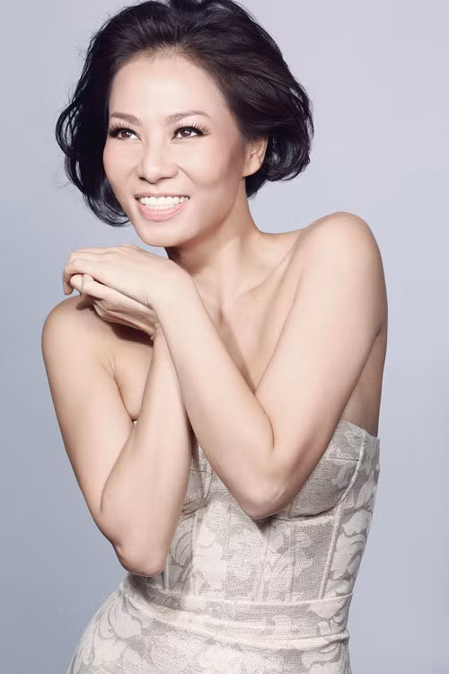 Trước câu hỏi: Đến tuổi này có ai chê chị là gái ế không? Thu Minh cho biết: "Tôi cũng không biết, nhưng chắc là cũng có đấy. Tuy nhiên cách nói của mọi người lại làm tôi thấy dễ chịu và vui hơn là buồn. Ví dụ như bạn bè gặp tôi thường hay nói rằng: "Khiếp bà đến tuổi này rồi mà chưa có gì ràng buộc suốt ngày lưng tưng thích làm gì thì làm. Sướng thế!...".