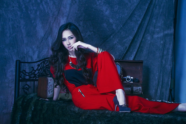 Bộ hình của Hoa hậu được thực hiện với sự giúp đỡ của chuyên gia trang điểm Phúc Nghĩa, trang phục của các nhà thiết kế Lê Thanh Hòa, Lý Quí Khánh, Kim Khanh.