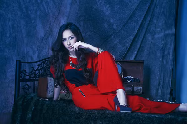 Bộ hình của Hoa hậu được thực hiện với sự giúp đỡ của chuyên gia trang điểm Phúc Nghĩa, trang phục của các nhà thiết kế Lê Thanh Hòa, Lý Quí Khánh, Kim Khanh.
