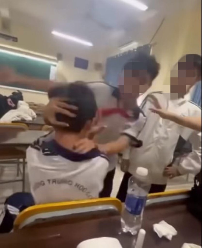 Cảnh nam sinh đánh bạn ở Trường trung học cơ sở Đống Đa (ảnh cắt từ video clip) Cảnh nam sinh đánh bạn ở Trường trung học cơ sở Đống Đa (ảnh cắt từ video clip)