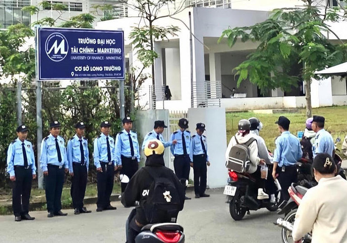 Tám bảo vệ dàn hàng ngang trước cổng Trường Đại học Tài chính - Marketing gây thắc mắc của sinh viên (ảnh: SVCC) Tám bảo vệ dàn hàng ngang trước cổng Trường Đại học Tài chính - Marketing gây thắc mắc của sinh viên (ảnh: SVCC)