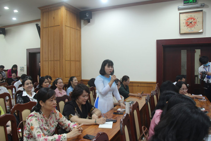 Cô Hoàng Thị Hảo phát biểu tại hội nghị (ảnh: V.D)