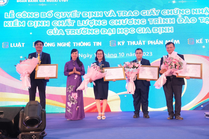 Tiến sĩ Nguyễn Thị Kim Phụng trao Giấy chứng nhận đạt kiểm định chất lượng cho 4 ngành của Trường Đại học Gia Định (ảnh: GDU) Tiến sĩ Nguyễn Thị Kim Phụng trao Giấy chứng nhận đạt kiểm định chất lượng cho 4 ngành của Trường Đại học Gia Định (ảnh: GDU)