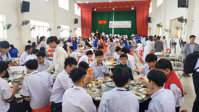 Học sinh Trường trung học phổ thông Thanh Đa ăn trưa ngày 23/10 (ảnh: V.D)