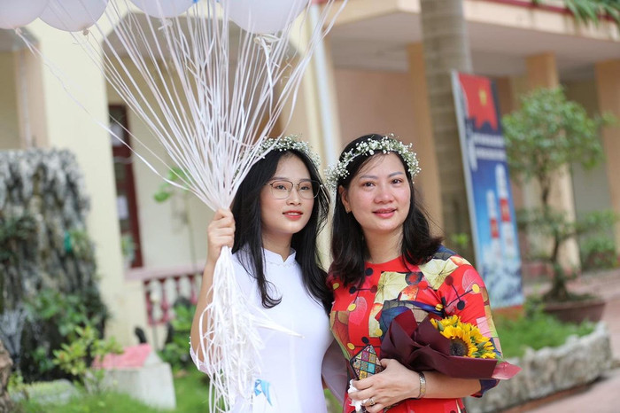 Cô Phương (bên phải) cho rằng, muốn học sinh thay đổi tư duy về môn Toán giáo viên cần đặt hết tâm huyết vào trong đó. (Ảnh: NVCC) Cô Phương (bên phải) cho rằng, muốn học sinh thay đổi tư duy về môn Toán giáo viên cần đặt hết tâm huyết vào trong đó. (Ảnh: NVCC)
