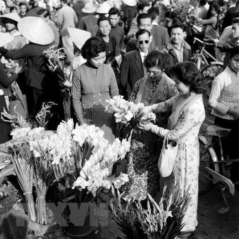 Đi chợ hoa ngày Tết. (Ảnh: TTXVN) Đi chợ hoa ngày Tết. (Ảnh: TTXVN)