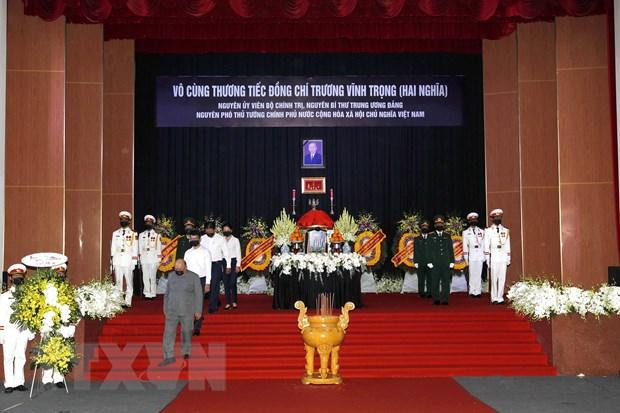 Đông đảo người dân trong và ngoài tỉnh Bến Tre đến thắp hương tiễn biệt nguyên Phó Thủ tướng Trương Vĩnh Trọng về nơi an nghỉ cuối cùng. (Ảnh: Thanh Vũ/TTXVN) Đông đảo người dân trong và ngoài tỉnh Bến Tre đến thắp hương tiễn biệt nguyên Phó Thủ tướng Trương Vĩnh Trọng về nơi an nghỉ cuối cùng. (Ảnh: Thanh Vũ/TTXVN)