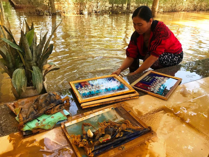 Cô Hoàng Thị Hòa – Hiệu trưởng Trường Tiểu học số 2 Liên Thủy (Lệ Thủy, Quảng Bình) nhặt nhạnh những gì còn sót lại của ngôi trường sau cơn lũ dữ. Ảnh tư liệu: AN Cô Hoàng Thị Hòa – Hiệu trưởng Trường Tiểu học số 2 Liên Thủy (Lệ Thủy, Quảng Bình) nhặt nhạnh những gì còn sót lại của ngôi trường sau cơn lũ dữ. Ảnh tư liệu: AN