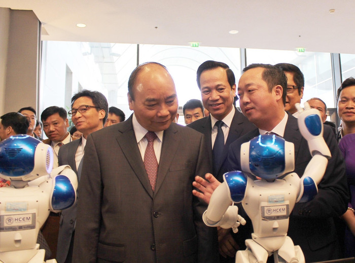 Thủ tướng thăm gian hàng của Trường Cao đẳng Cơ điện Hà Nội tại Diễn đàn “Nâng tầm kỹ năng lao động Việt Nam” tổ chức vào tháng 11/2019. Ảnh: NTCC