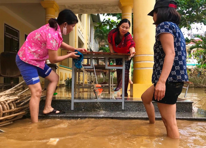 Nước chưa kịp rút, các cô lại bắt tay dọn dẹp nhà trường để đón học sinh. Ảnh tư liệu: AN Nước chưa kịp rút, các cô lại bắt tay dọn dẹp nhà trường để đón học sinh. Ảnh tư liệu: AN