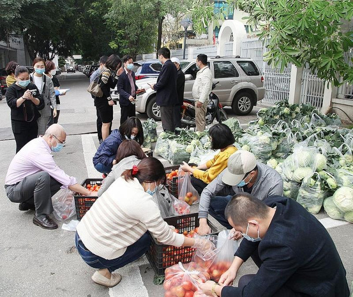 Cán bộ, công chức, viên chức, người lao động chung tay ủng hộ mua nông sản Hải Dương.
