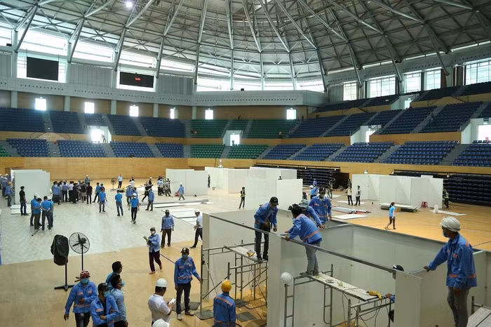 Đội ngũ cán bộ nhân viên Sun Group thi công Bệnh viện dã chiến Đà Nẵng.