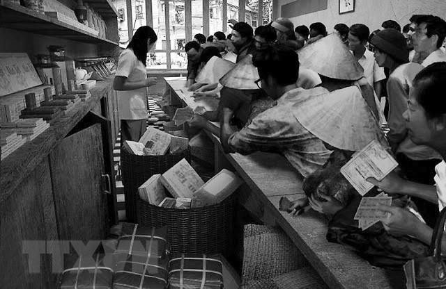 Mua hàng Tết thời bao cấp. (Ảnh: Tư liệu TTXVN) Mua hàng Tết thời bao cấp. (Ảnh: Tư liệu TTXVN)