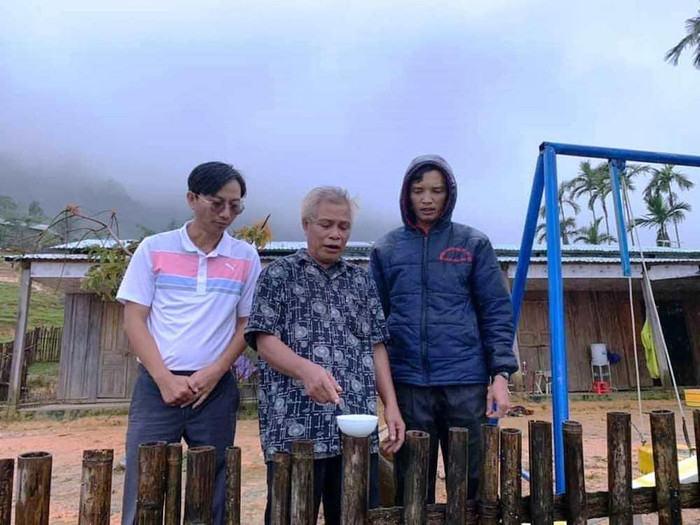 Già làng Mô Rỗi (đứng giữa) trong lễ cúng đặt viên gạch đầu tiên xây dựng điểm trường Tắk Pổ. Ảnh: HP Già làng Mô Rỗi (đứng giữa) trong lễ cúng đặt viên gạch đầu tiên xây dựng điểm trường Tắk Pổ. Ảnh: HP