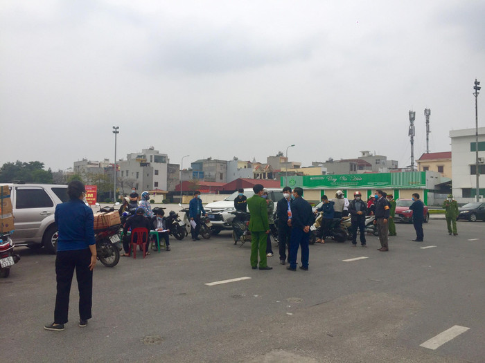 Chốt kiểm soát tại Quảng trường Thống Nhất (đường Bạch Đằng). Ảnh: Đình Hùng