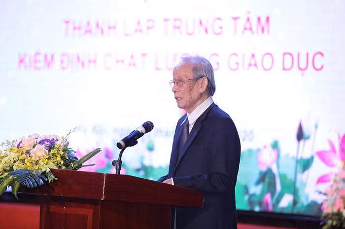 Giáo sư Trần Hồng Quân