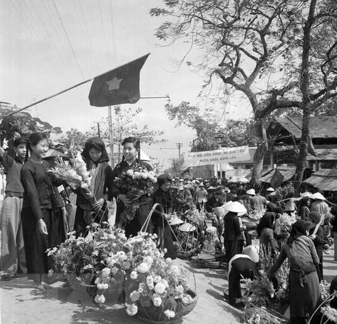 Phiên chợ Bưởi ngày cuối năm. (Ảnh: TTXVN) Phiên chợ Bưởi ngày cuối năm. (Ảnh: TTXVN)