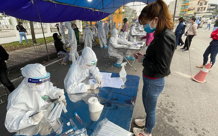 Hải Dương khẩn trương lấy mẫu xét nghiệm SARS- CoV-2 ở những nơi có nguy cơ cao. (Ảnh: Nhandan.com.vn) Hải Dương khẩn trương lấy mẫu xét nghiệm SARS- CoV-2 ở những nơi có nguy cơ cao. (Ảnh: Nhandan.com.vn)