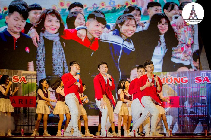 Thông qua những tiết mục văn nghệ, học sinh trường Marie Curie, Hà Nội tri ân thầy cô nhân ngày 20/11