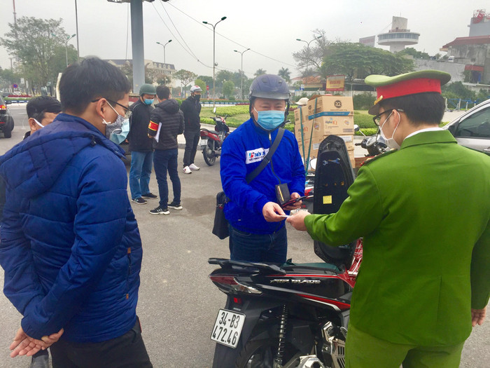 Lực lượng chức năng kiểm tra giấy tờ của người dân. Ảnh: Đình Hùng