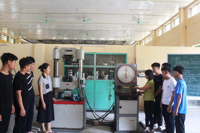 Để làm tốt việc vừa dạy văn hóa vừa dạy nghề cần có trang thiết bị thực hành đủ tiêu chuẩn theo yêu cầu ngành nghề (Ảnh: Nhà trường cung cấp)