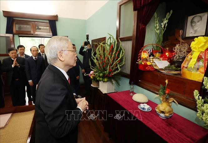 Tổng Bí thư, Chủ tịch nước Nguyễn Phú Trọng dâng hương tưởng niệm Chủ tịch Hồ Chí Minh. Ảnh: TTXVN Tổng Bí thư, Chủ tịch nước Nguyễn Phú Trọng dâng hương tưởng niệm Chủ tịch Hồ Chí Minh. Ảnh: TTXVN