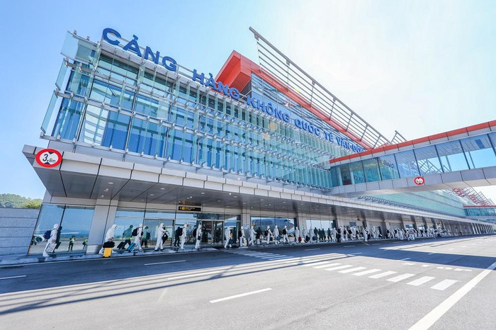 Nhân viên Cảng hàng không Vân Đồn đón những chuyến bay giải cứu. Nhân viên Cảng hàng không Vân Đồn đón những chuyến bay giải cứu.