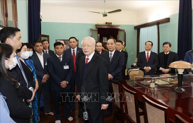 Tổng Bí thư, Chủ tịch nước Nguyễn Phú Trọng trò chuyện thân mật với cán bộ, nhân viên Khu Di tích Chủ tịch Hồ Chí Minh ở Phủ Chủ tịch. Ảnh: TTXVN Tổng Bí thư, Chủ tịch nước Nguyễn Phú Trọng trò chuyện thân mật với cán bộ, nhân viên Khu Di tích Chủ tịch Hồ Chí Minh ở Phủ Chủ tịch. Ảnh: TTXVN