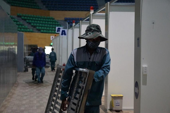 Công tác tháo dỡ tại bệnh viện dã chiến Tiên Sơn (Đà Nẵng) để chi viện cho bệnh viện dã chiến Hải Dương được thực hiện nhanh chóng, cẩn trọng. (Ảnh: Tập đoàn Sun Group) Công tác tháo dỡ tại bệnh viện dã chiến Tiên Sơn (Đà Nẵng) để chi viện cho bệnh viện dã chiến Hải Dương được thực hiện nhanh chóng, cẩn trọng. (Ảnh: Tập đoàn Sun Group)