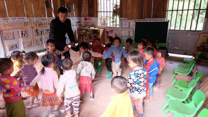Thầy giáo Đào Văn Thích đang hướng dẫn lớp mầm non những bài hát đầu đời. (Ảnh: L.C) Thầy giáo Đào Văn Thích đang hướng dẫn lớp mầm non những bài hát đầu đời. (Ảnh: L.C)
