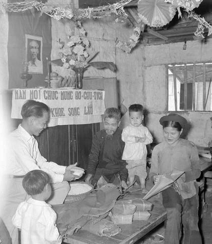 Một gia đình tại khu Phúc Xá gói bánh chưng Tết. (Ảnh: TTXVN) Một gia đình tại khu Phúc Xá gói bánh chưng Tết. (Ảnh: TTXVN)