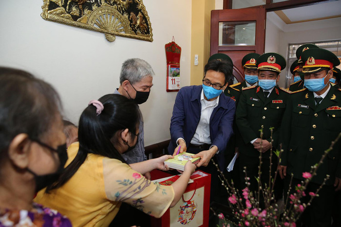 Phó Thủ tướng Vũ Đức Đam tặng sách cho hai cháu Nguyễn Ngọc Linh, Nguyễn Ngọc Hân, con của anh chị Nguyễn Ngọc Hà, chị Nguyễn Ngọc Tâm đang cách ly tập trung. Ảnh: VGP/Đình Nam Phó Thủ tướng Vũ Đức Đam tặng sách cho hai cháu Nguyễn Ngọc Linh, Nguyễn Ngọc Hân, con của anh chị Nguyễn Ngọc Hà, chị Nguyễn Ngọc Tâm đang cách ly tập trung. Ảnh: VGP/Đình Nam
