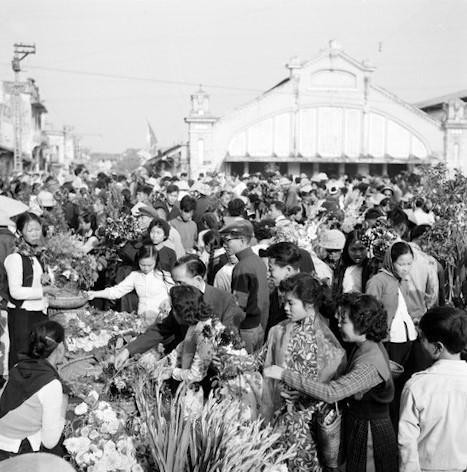 Người dân tấp nập đi mua hoa Tết. (Ảnh: TTXVN) Người dân tấp nập đi mua hoa Tết. (Ảnh: TTXVN)